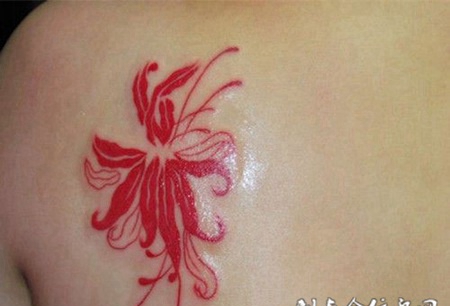 女人彼岸花后背纹身图案