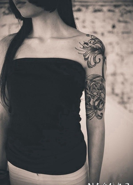 美女手臂黑白彼岸花纹身图案