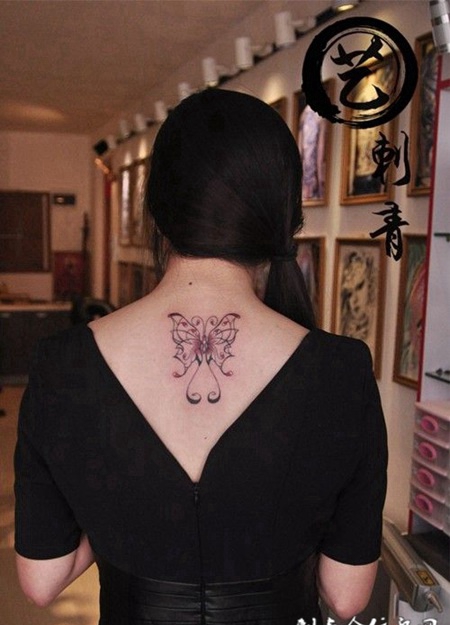 女生后背纹身小图案简单蝴蝶图片