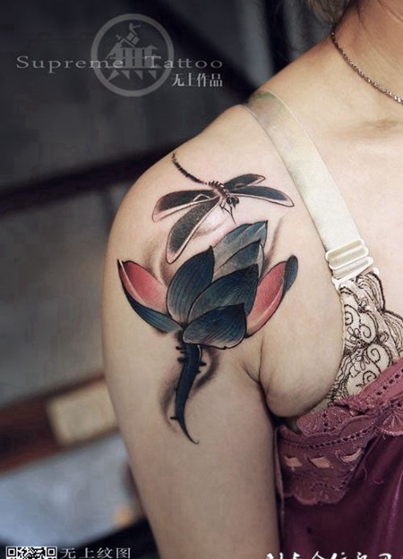 大臂蜻蜓荷花遮盖纹身作品图案