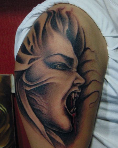 手臂上的吸血鬼纹身图案