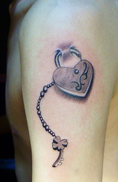 手臂上的钥匙与锁纹身图案