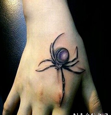 女生虎口逼真蜘蛛个性纹身图案