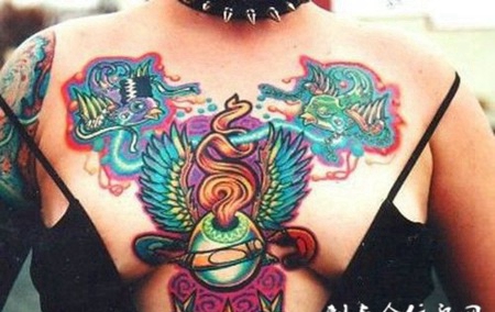 女生的胸部性感纹身图案诱惑