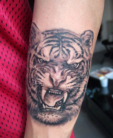 手臂老虎头部纹身图案