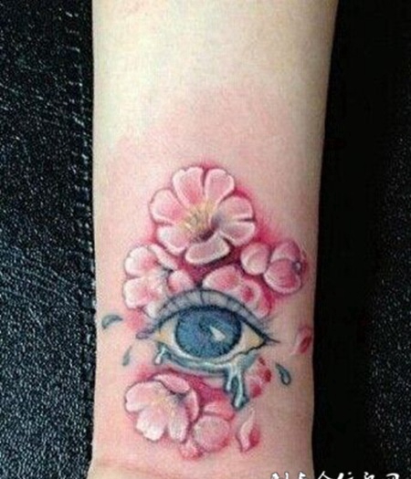 手腕个性逼真纹身大图案美女