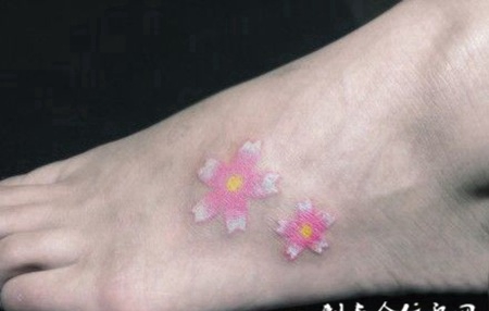 脚背梅花纹身刺青图片大全