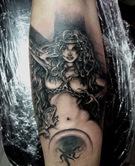 小臂美女恶魔纹身