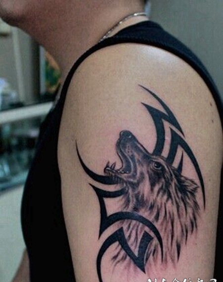 狼头图腾男人手臂帅气纹身