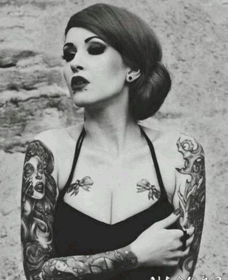 性感女郎胸部纹身图片精选