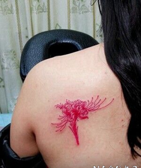 纹身图案女后背彼岸花盛开刺青