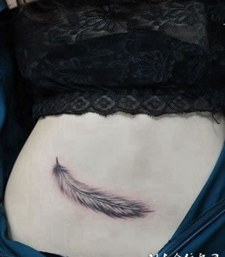 个性女生纹身腹部羽毛图案大全
