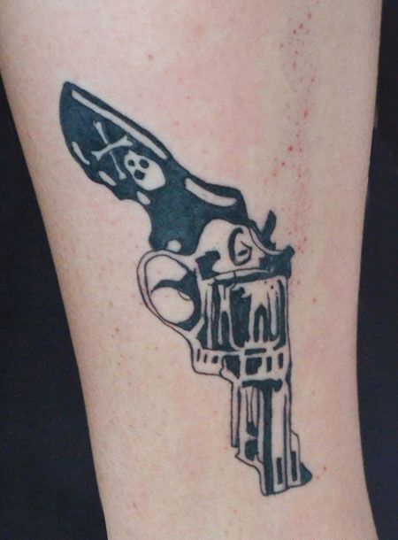 小腿上的手枪纹身图案