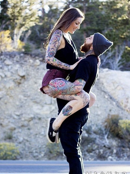 欧美情侣手臂彩色纹身图片大全