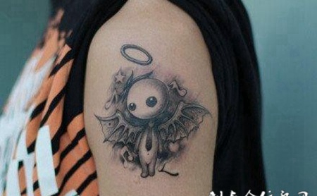 手臂小天使个性纹身图案