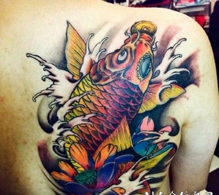招财鲤鱼背部唯美纹身