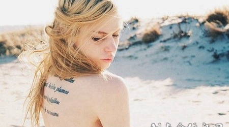 爱的宣言英文背部纹身图片