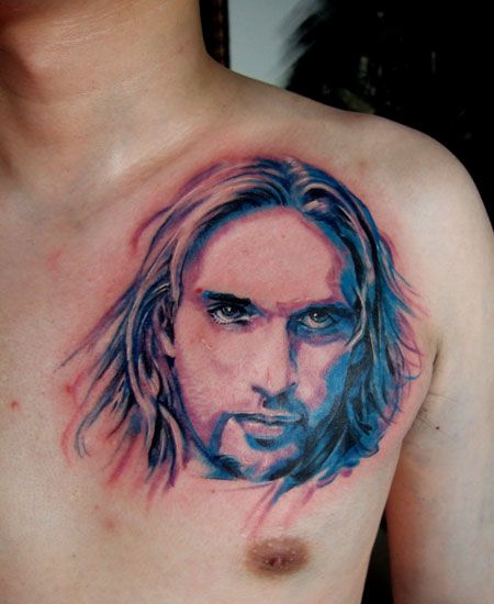 胸前美男子肖像纹身