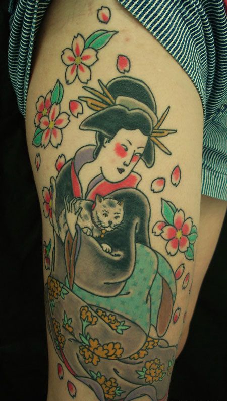 大腿抱着猫咪的仕女纹身