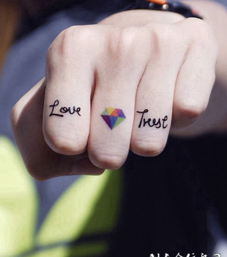 女生手绘纹身图案