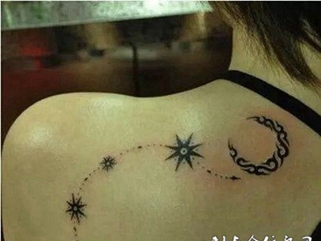 女生肩背部唯美月亮纹身图片