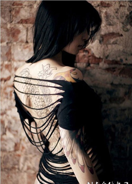 非主流时尚美女手臂纹身图片