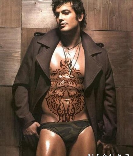 霸气肌肉帅哥个性纹身图片