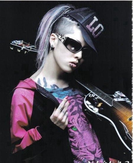 吉他帅哥个性纹身图片
