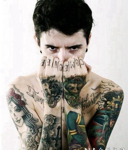 加拿大模特个性纹身图片