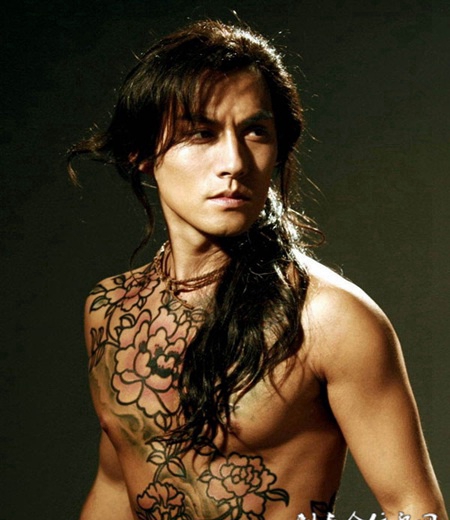 霸气肌肉男个性纹身图片