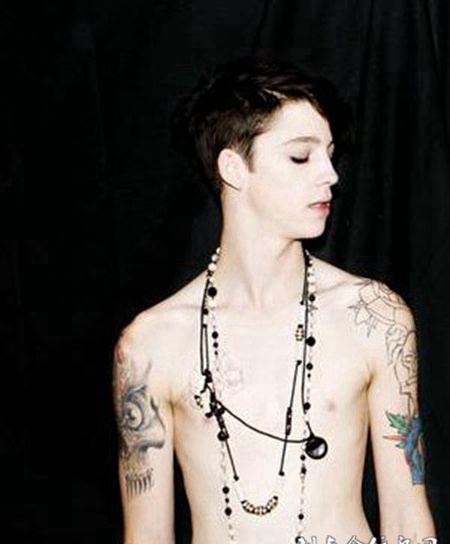 泰国美男手臂个性纹身图片