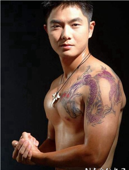 肌肉型男手臂艺术纹身图片