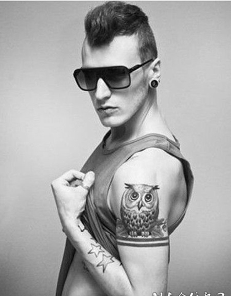 帅气模特手臂纹身图片