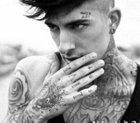 欧美美男黑白纹身图片