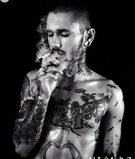 欧美男模艺术纹身图片