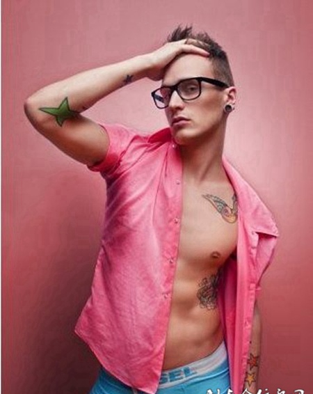 男模手臂个性纹身图片