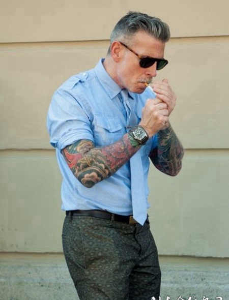 欧美熟男手臂彩色纹身图片