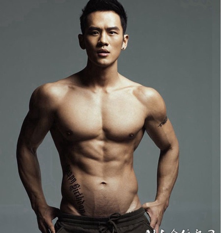 肌肉男模个性纹身图片