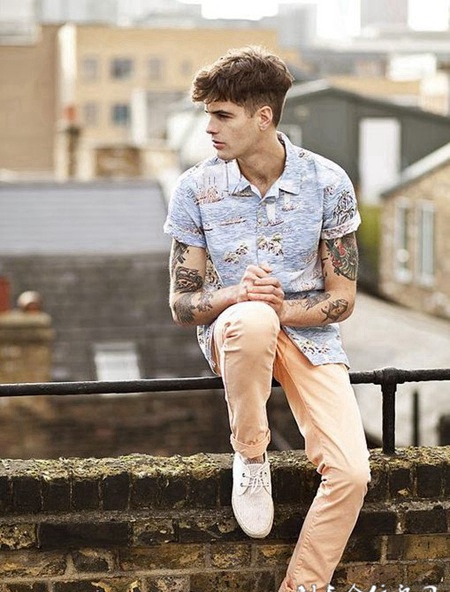 帅气男模手臂个性纹身图片