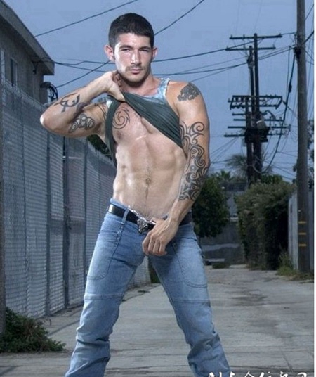 欧美肌肉型男个性纹身图片