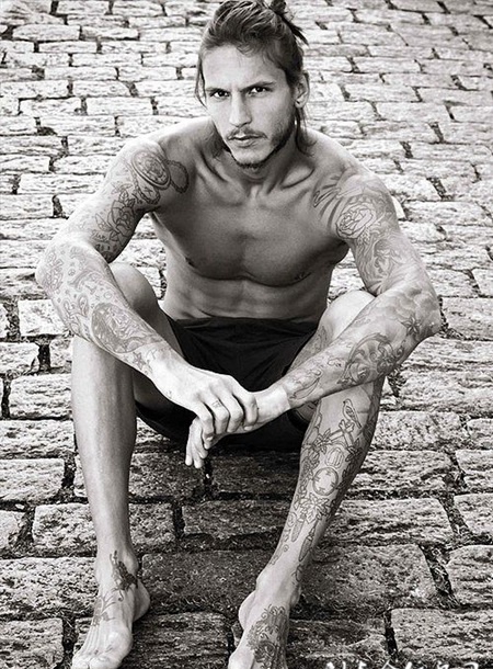 欧美型男黑白纹身图片