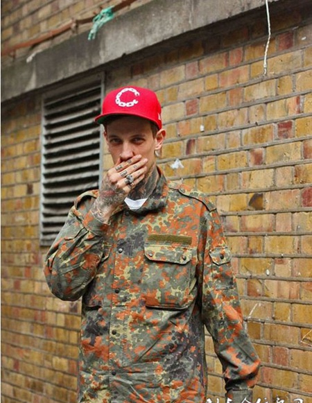 街拍时尚型男个性纹身图片