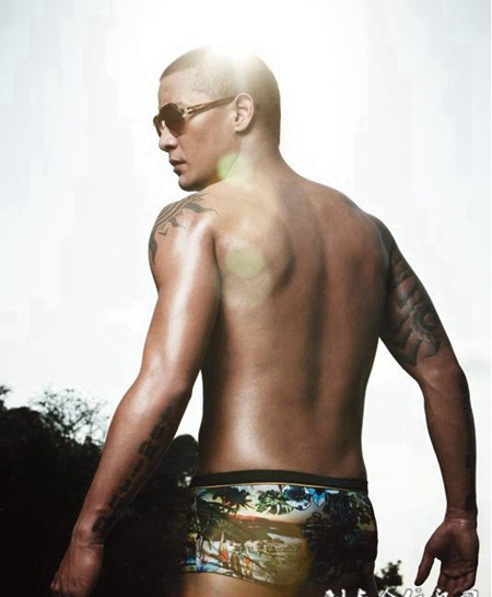 肌肉湿身型男个性纹身图片