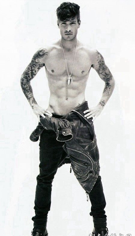 欧美胡渣型男黑白纹身图片