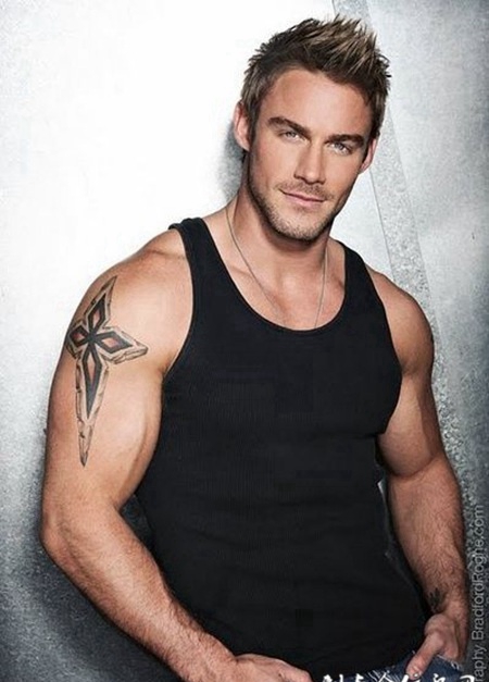 肌肉型男个性纹身图片