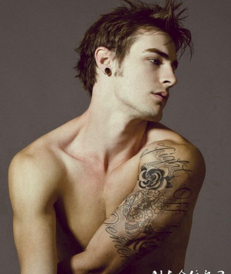 欧美型男彩色时尚纹身图片