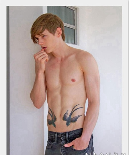 欧美肌肉型男时尚纹身图片