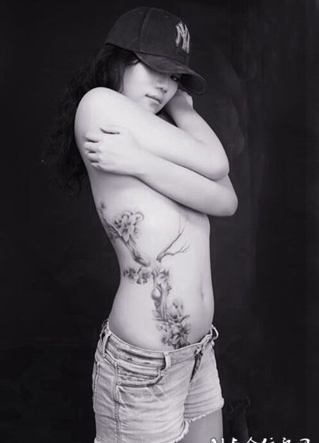 性感酥胸美女手臂纹身图片