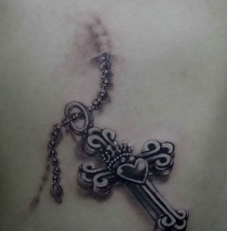 穿过皮肤的十字架纹身图案