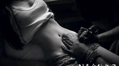 牛仔裤美女个性纹身图片